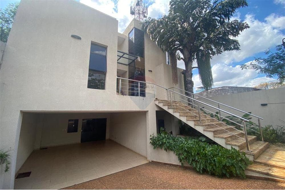 Alquilo lujosa residencia minimalista