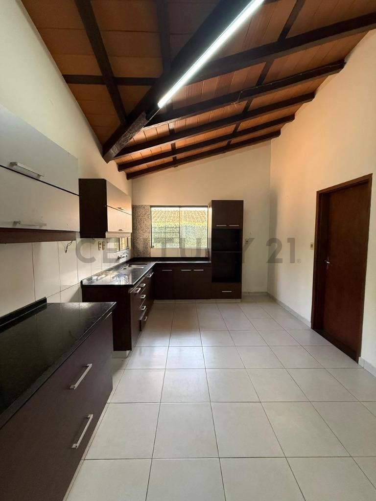 Casa en Alquiler para vivienda u oficina – Barrio Mburicaó, Asunción, foto 5