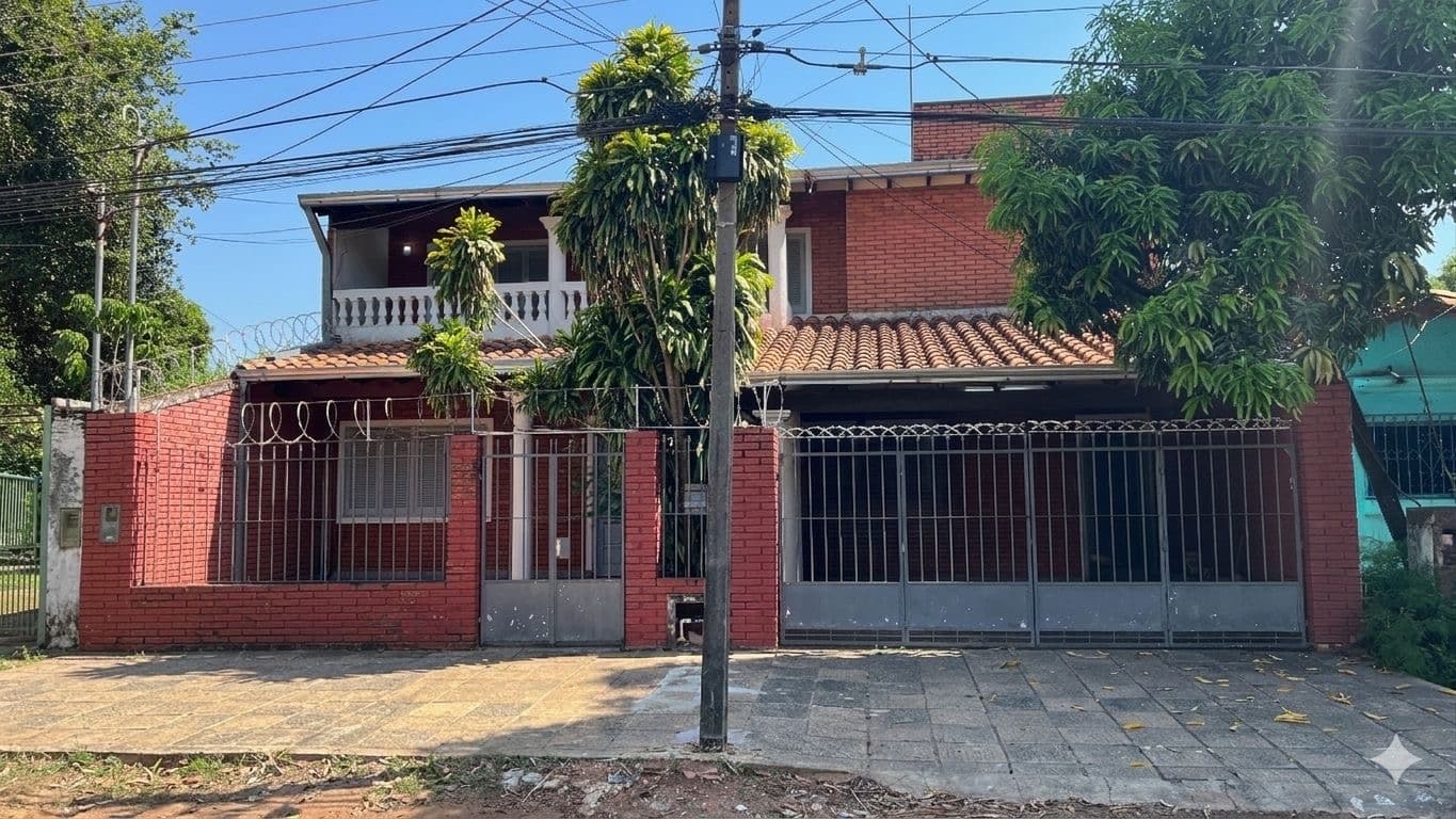 Amplia casa en venta en Lambaré