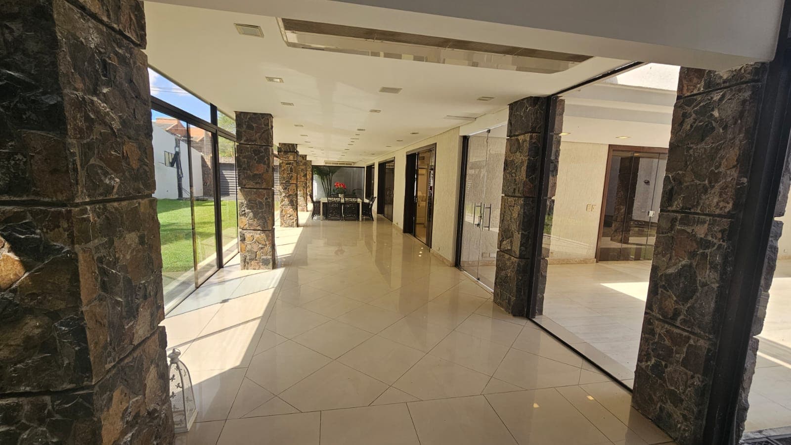 *alquiler – lujosa y amplia residencia en barrio Manorá*, foto 2