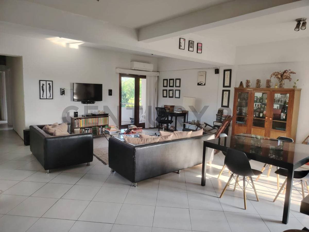 Venta Departamento tres dormitorios con cochera