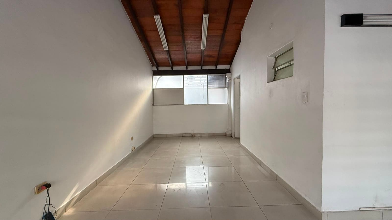 En alquiler amplia oficina - barrio mburicao, foto 2