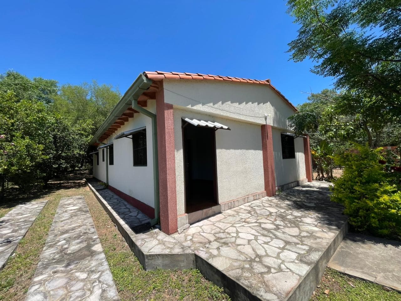 Vendo casa + dos terrenos de calle a calle