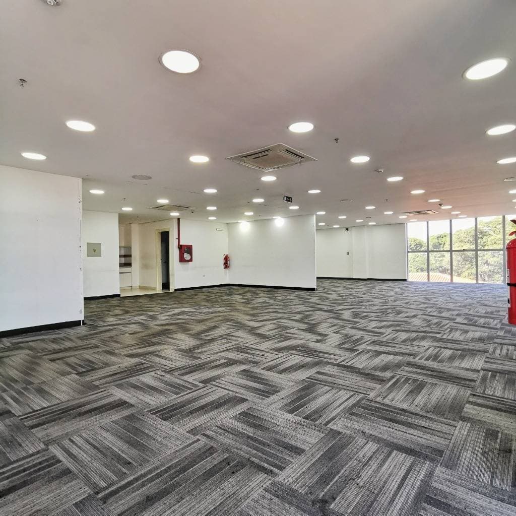 Amplia oficina en edificio corporativo — foto 4