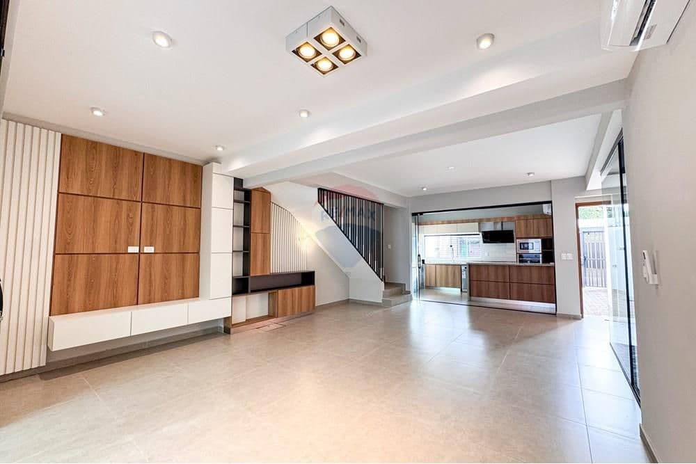 En venta casa pareada de 3 suite zona shopping mcal lopez