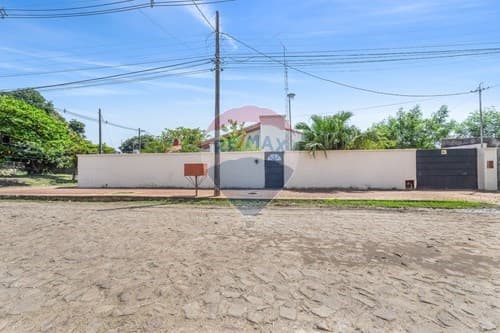 Casa en esquina a 50 metros de mcal. López