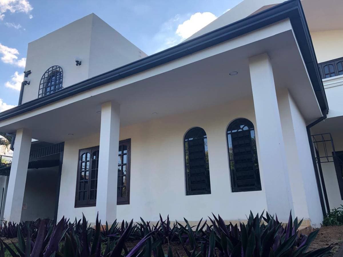 Alquilo amplia casa en Luque, Barrio Laurelty . ID 45538