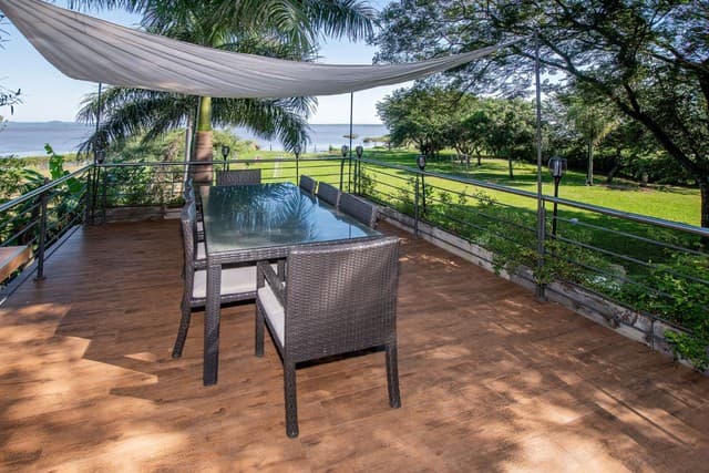 Lujosa Residencia con Amplio Patio sobre el lago Ypacaraí, foto 3