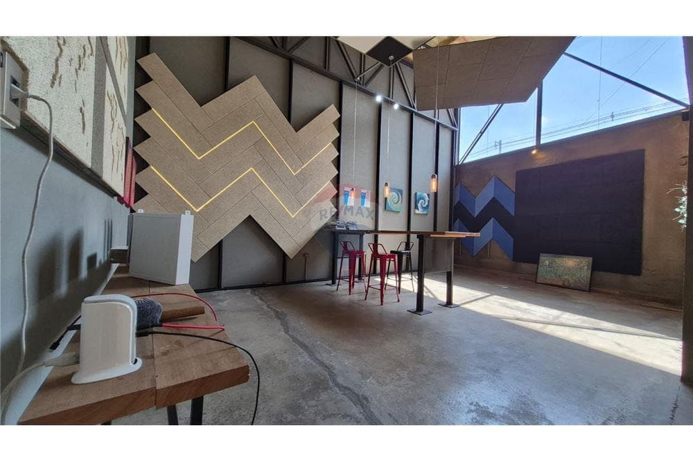 Salón, sobre la Avda. Laguna Grande, foto 3