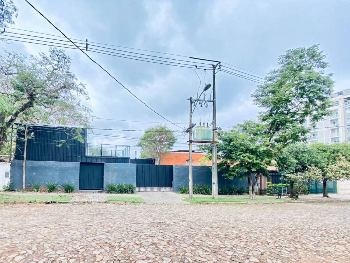 En alquiler de Show Room Con Oficinas y Tinglado o Deposito en Bo. Los Laureles
