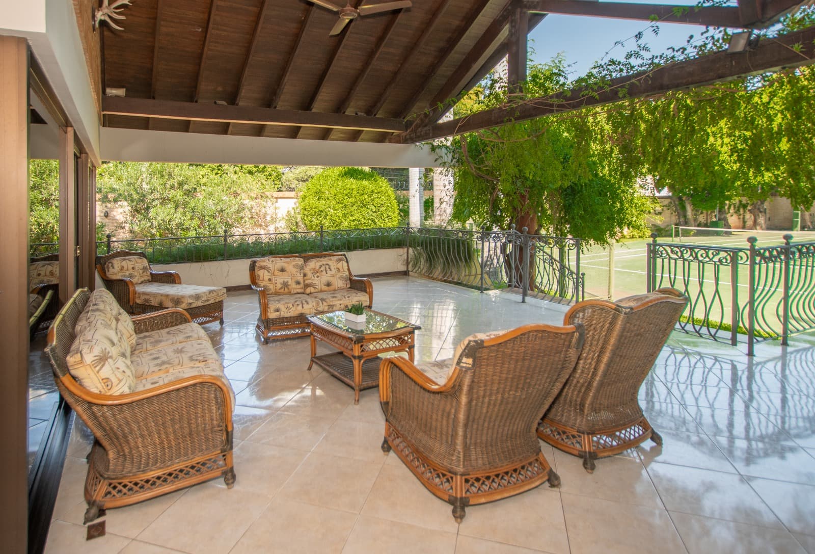 Vendo Exclusiva Residencia de 2.622 m2 en el Barrio Mburucuya - LHO7937228
