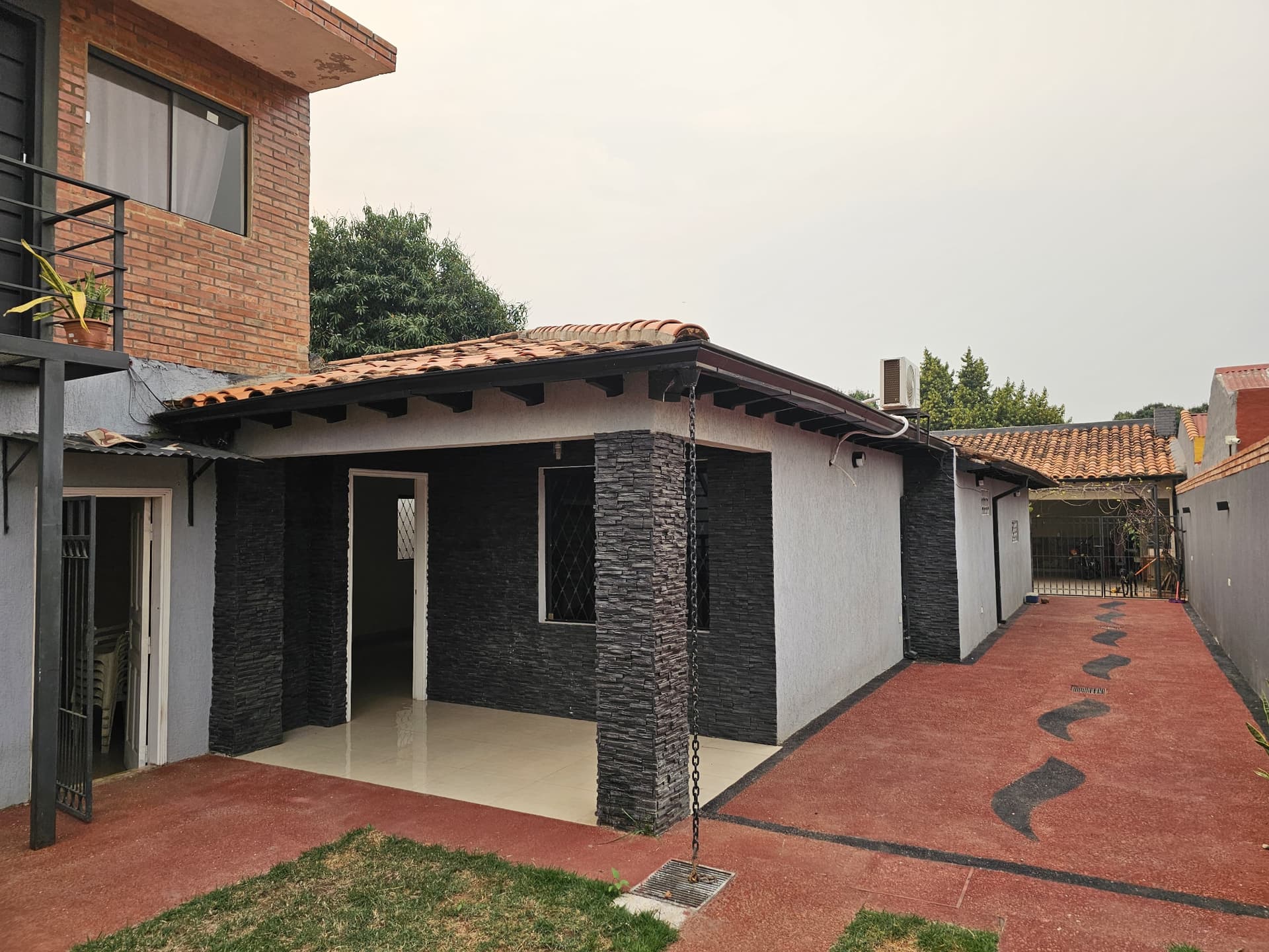 Casa de 5 habitaciónes con salón comercial en Laurelty Luque, foto 2