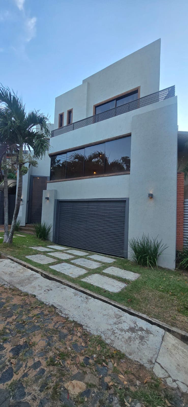 Hermosa casa en tres niveles en ycua sati, foto 4