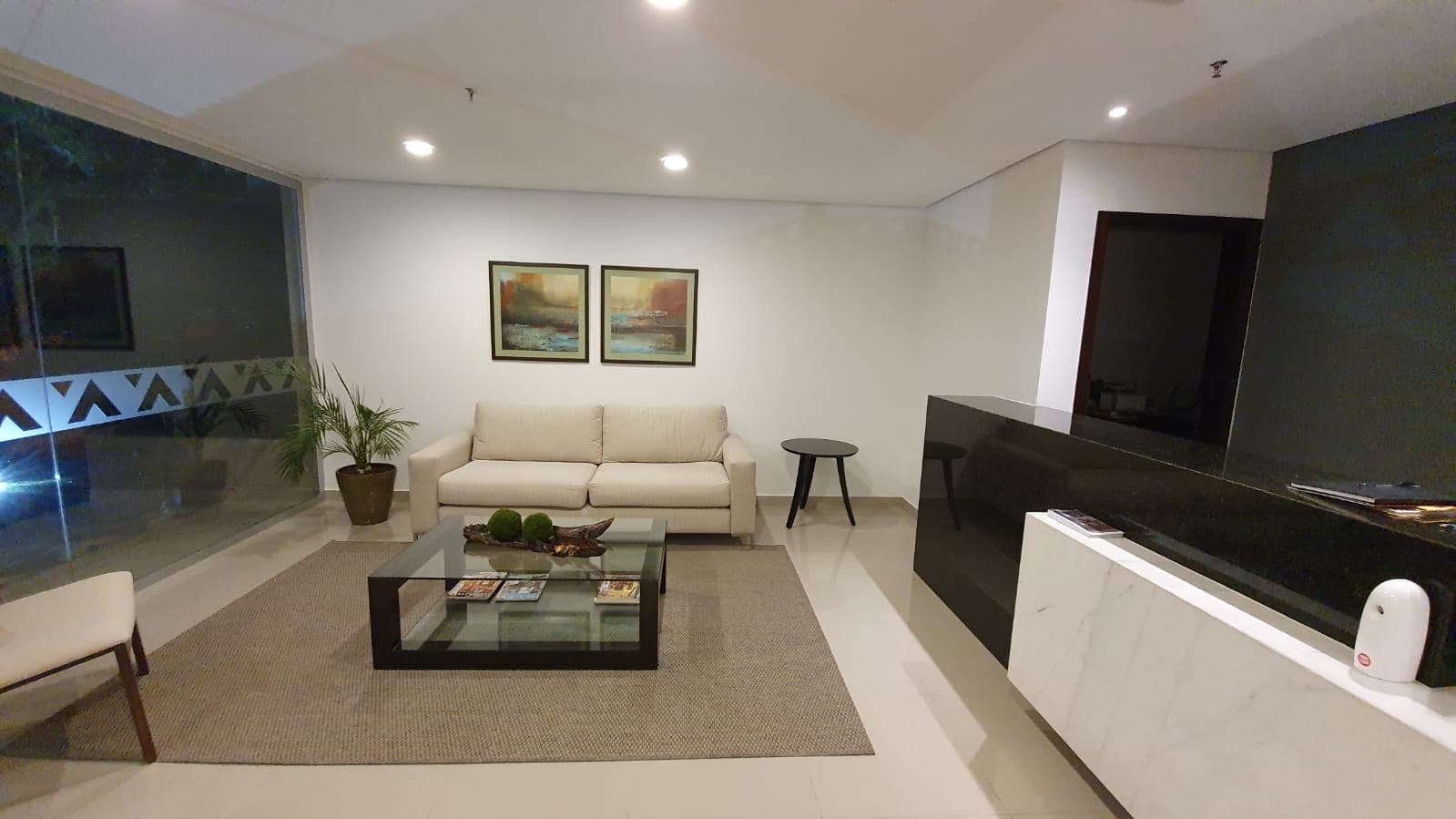 En alquiler departamento amoblado de 2 dormitorios con cochera zona Villa Morra, foto 2
