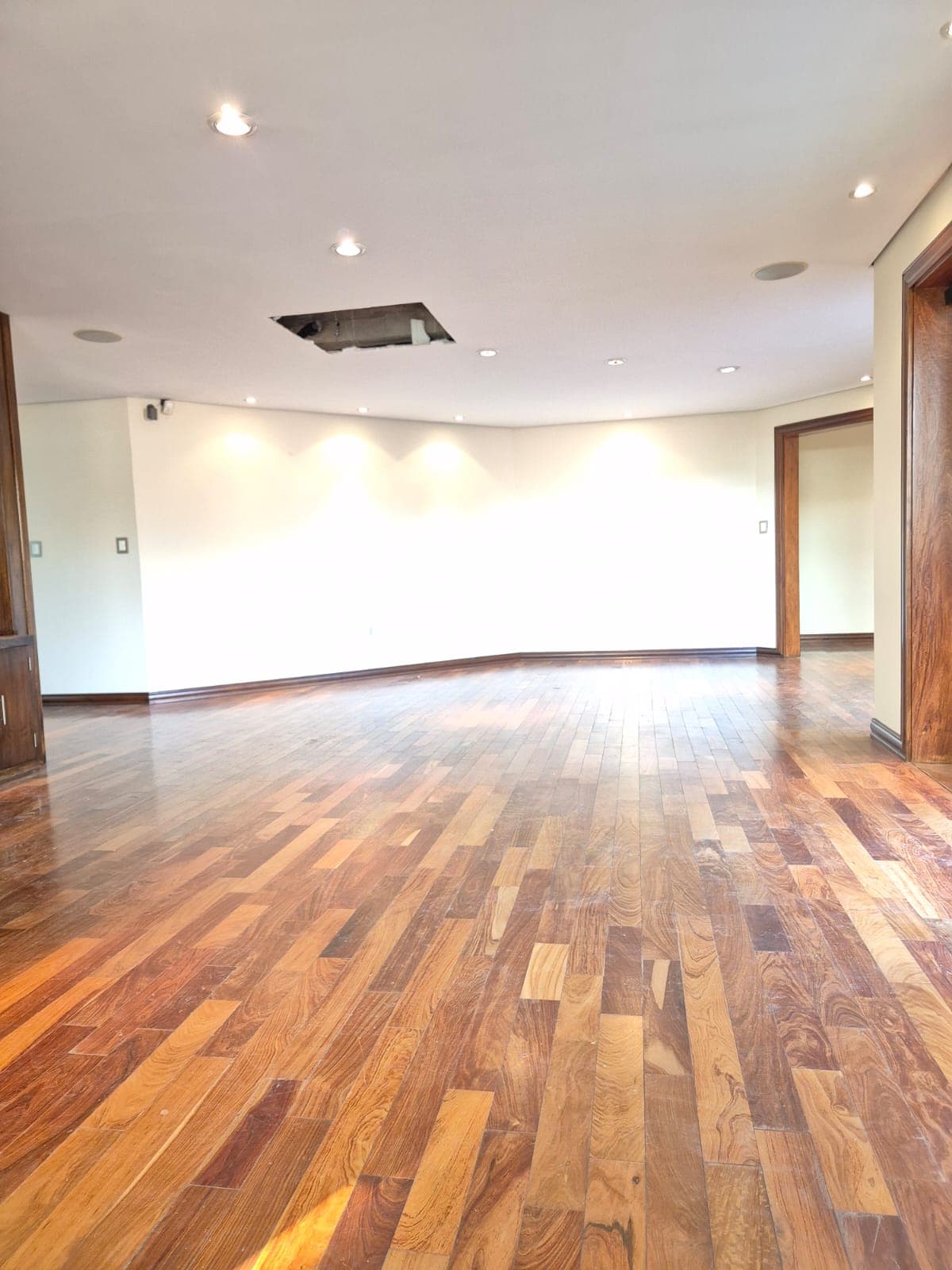 Hermosa Casa Pareada De Tres Suites !