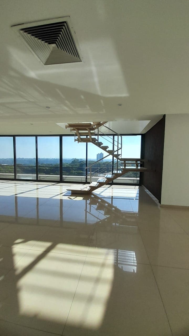 Alquiler De Amplio Penthouse En Edificio Altos De Francia