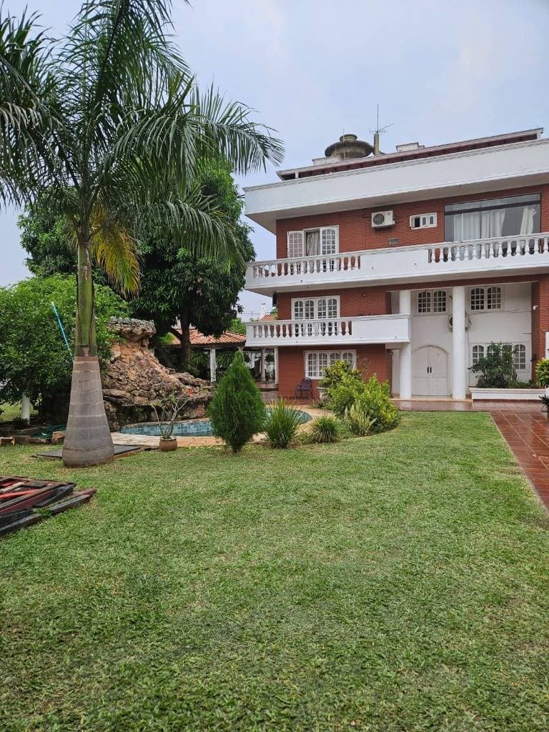 Vendo amplia residencia en ycua saty!