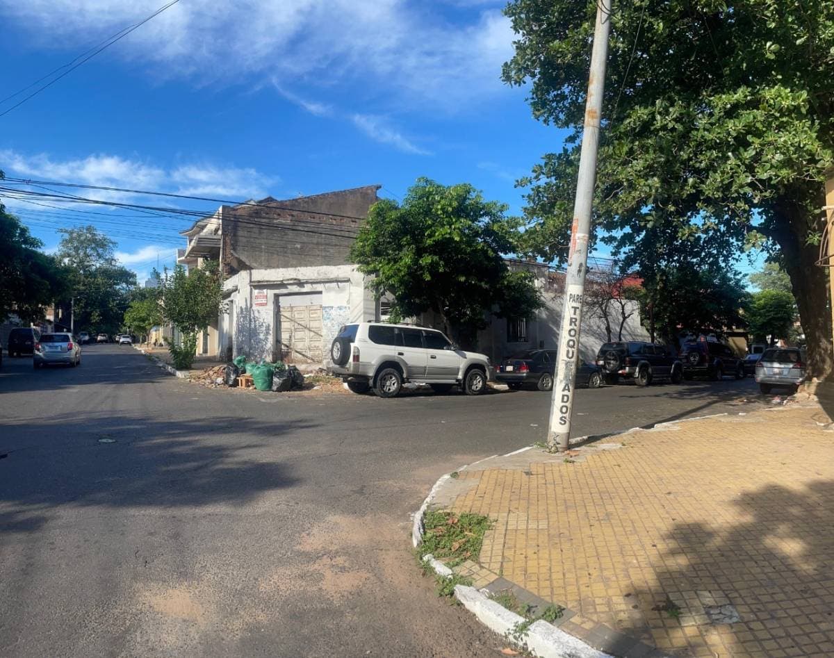 Terreno en esquina estratégica sobre las calles Tacuarí y Simón Bolívar, foto 4