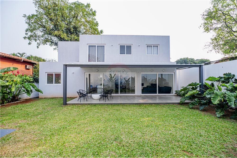 Residencia Minimalista y Nueva en Lambare
