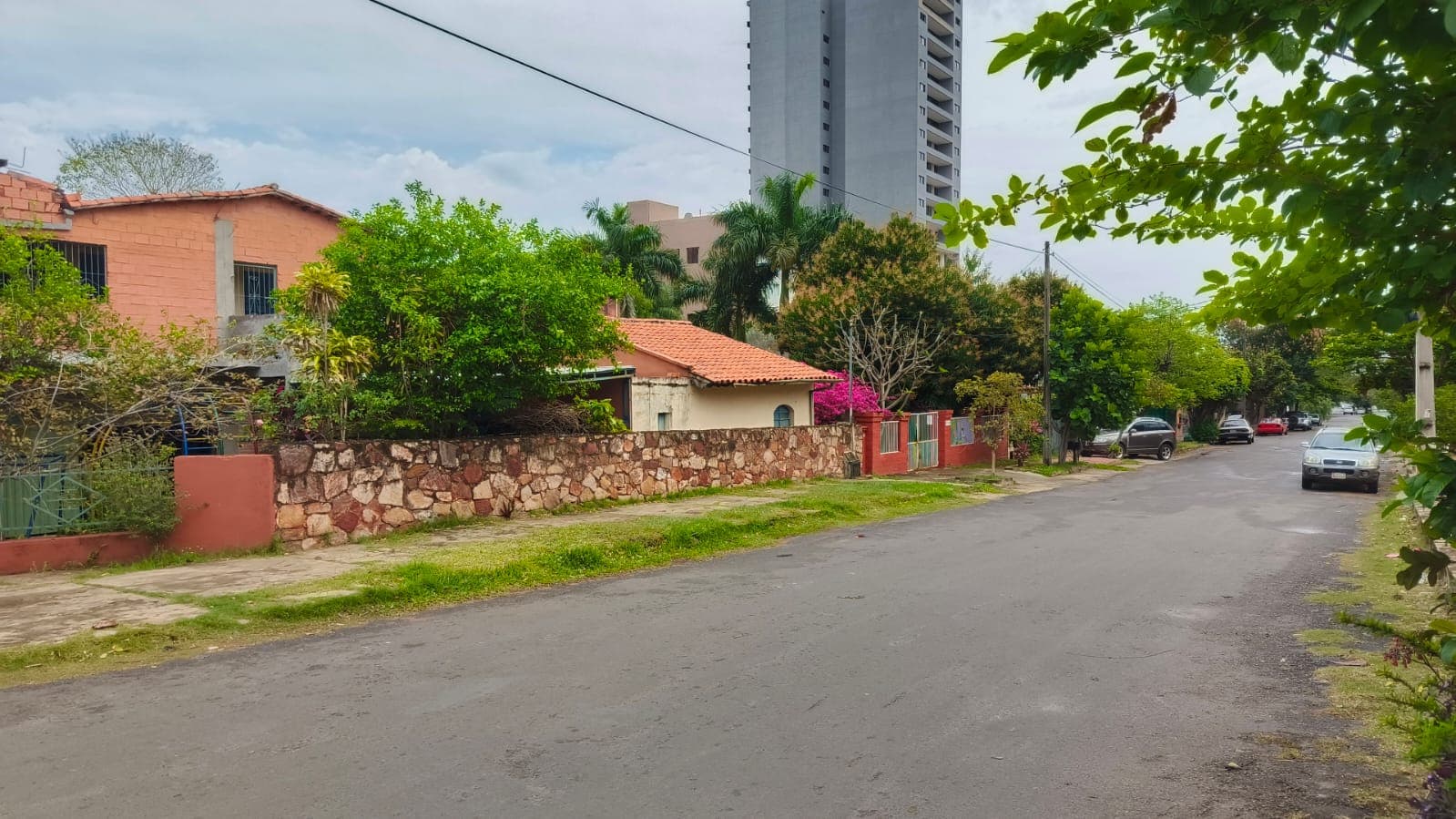 BAJA DE PRECIO! Vendo terreno en esquina en Barrio Mburucuyá, foto 1