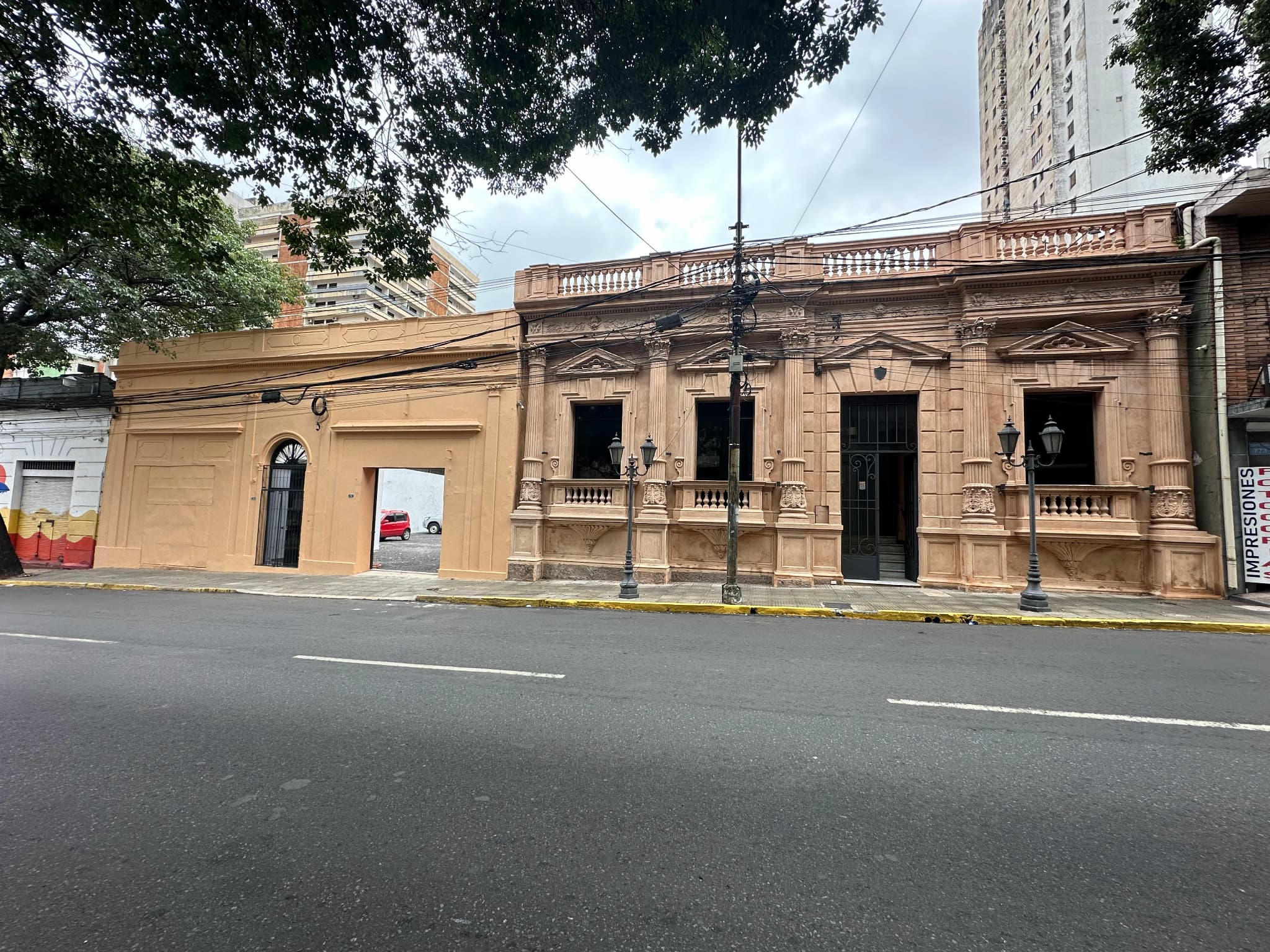 Alquilo: Oficina Estilo Colonial Con Estacionamiento Para 12 Vehículos