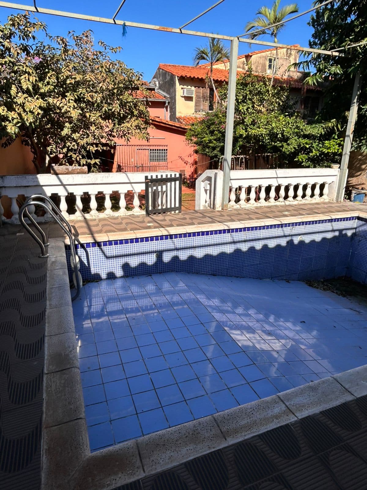 A Cuadras Del Colegio Cristo Rey - Venta De Casa Con Pileta, foto 2
