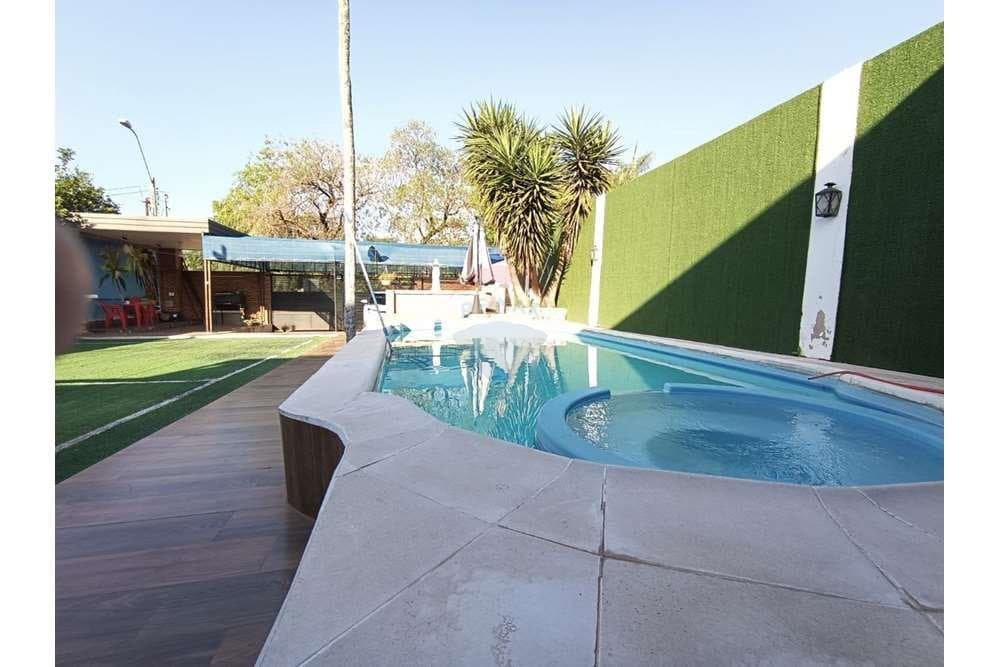 Casa con piscina en Villa Elisa, foto 2
