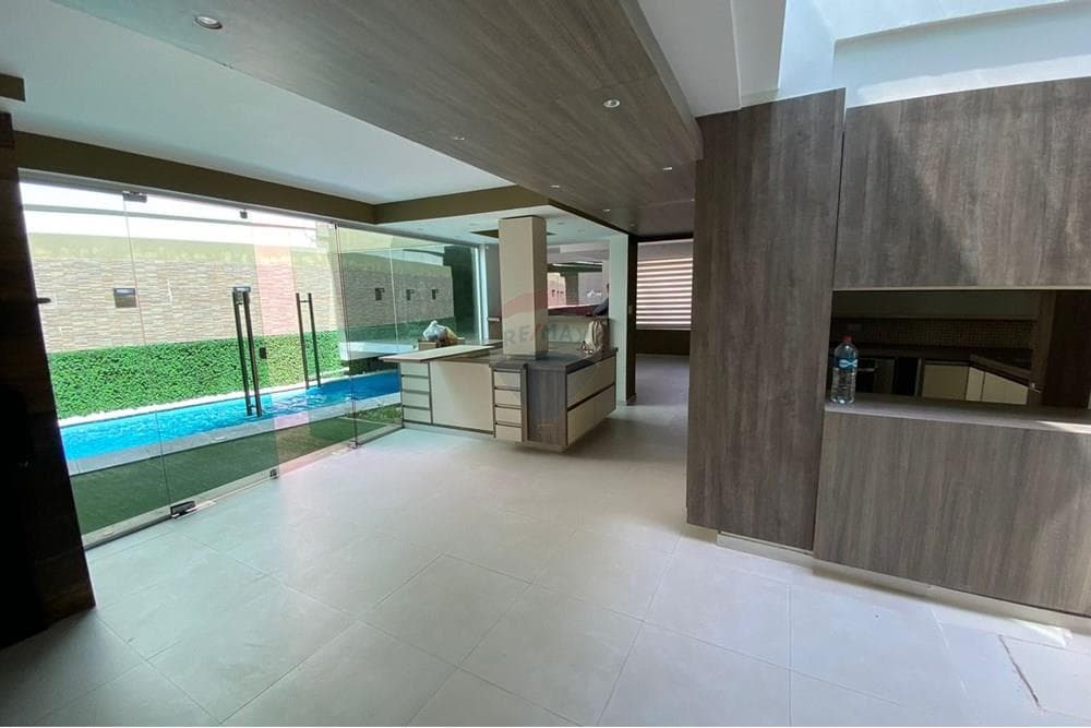 Esta hermosa casa PREMIUN ubicada en Luque, foto 5