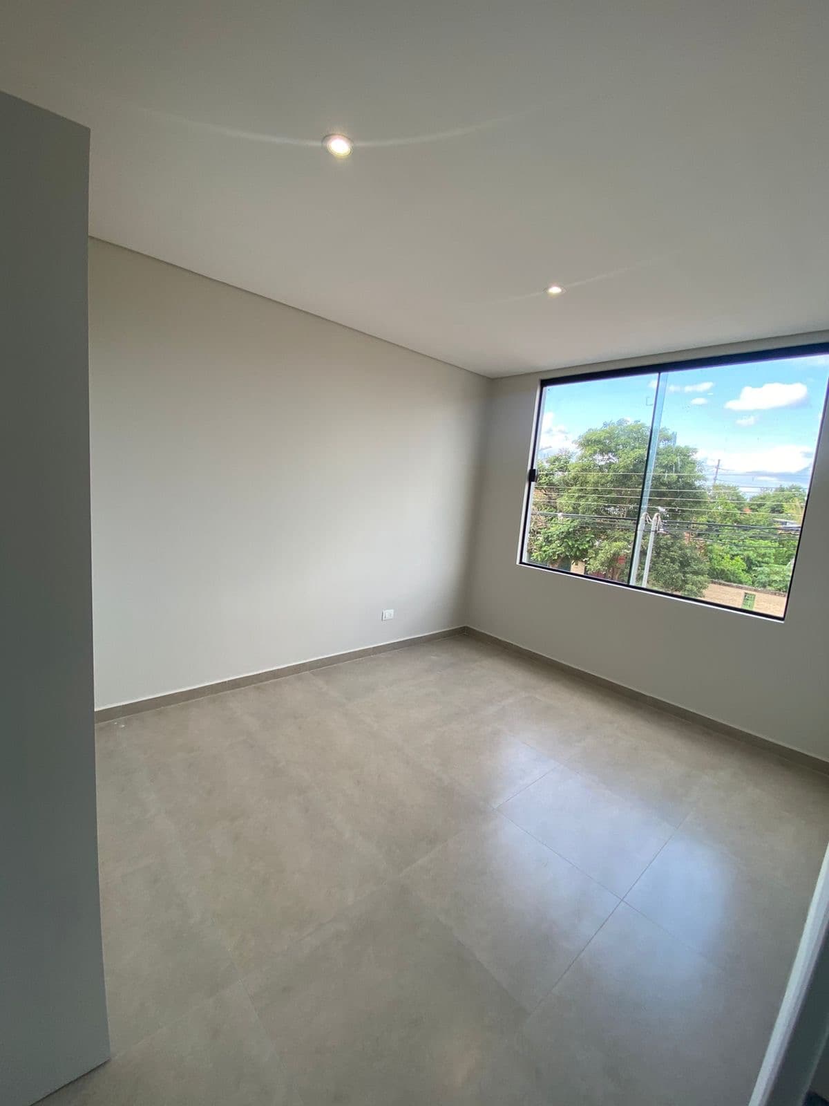 *Alquilo Duplex a estrenar* Ubicado en el barrio Ykua Sati colegio Goethe, foto 4