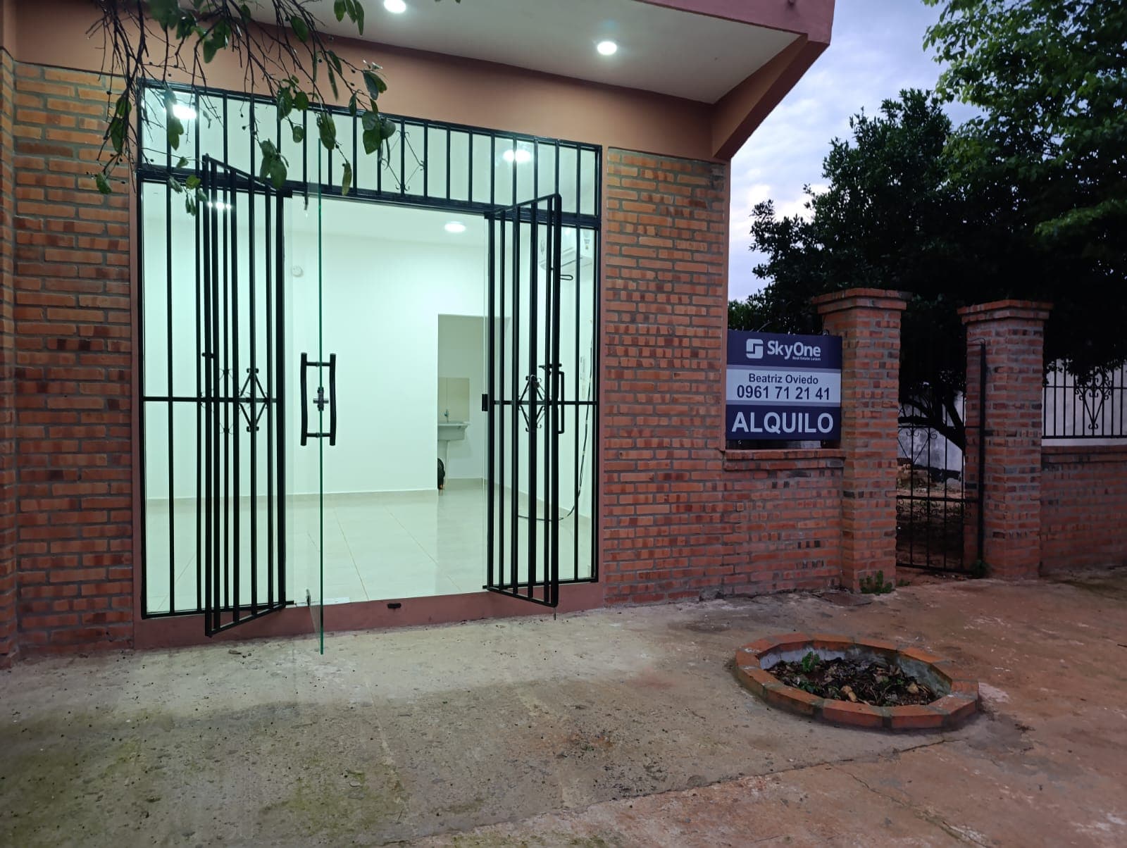 Salón comercial a estrenar en laurelty Luque — foto 1