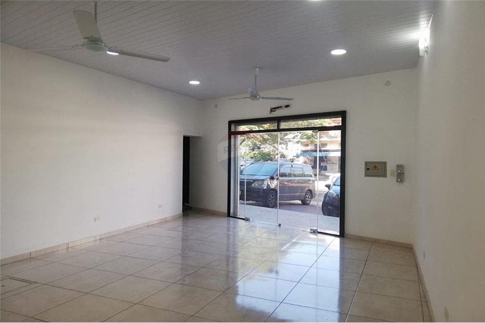 Salon comercial sobre la avenida fernando!! — foto 3