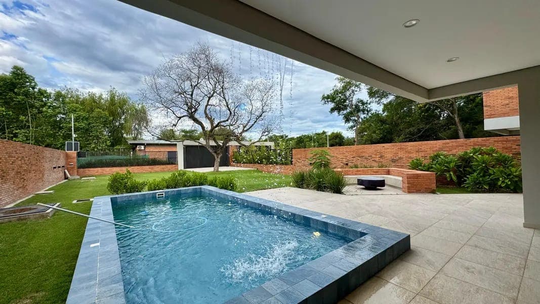 Residencia de 4 dormitorios full amoblada en venta en San Bernardino, foto 4