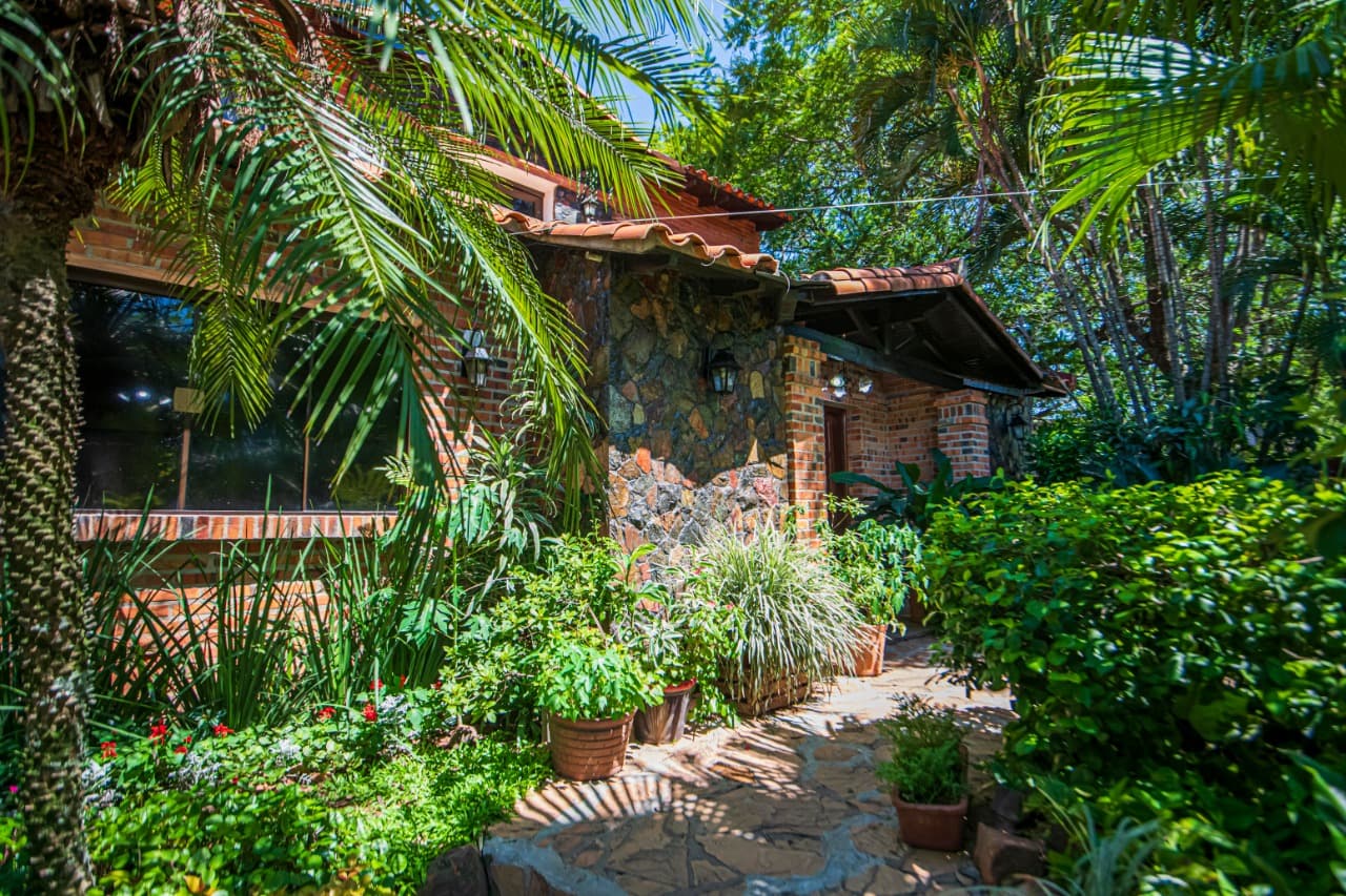 Vendo casa en Lambaré sobre carretera de lópez
