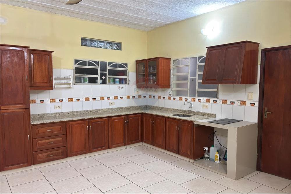 Se alquila duplex de 3 dormitorios en 4to. Barrio, foto 4