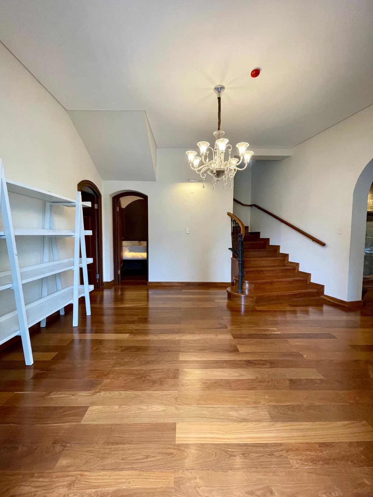 Lujosa residencia en el barrio las mercdes a 9.500 usd - 4 dormitorios — foto 2