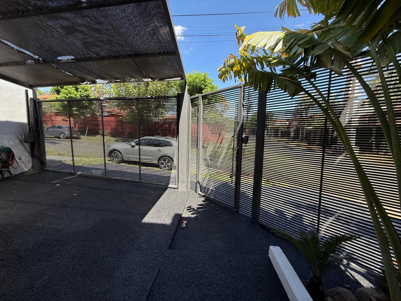 Dúplex con quincho y patio, en esquina en venta en barrio Ycuá Satí, foto 2