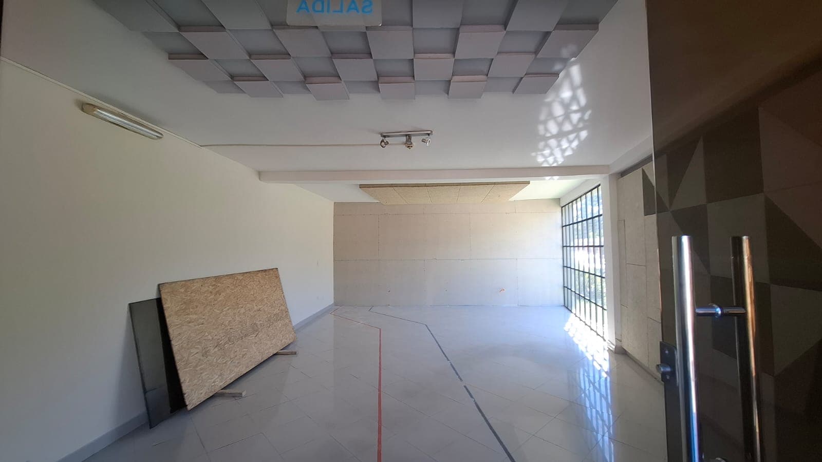 Salón Comercial En Esquina En Fernando de la Mora Norte, Sobre Asfalto — foto 2