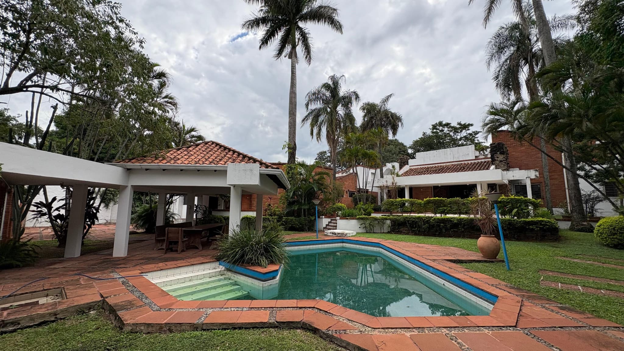 Residencia Ideal Para Familias Y Eventos Con Piscina Y Amplio Terreno En Lambare — foto 1