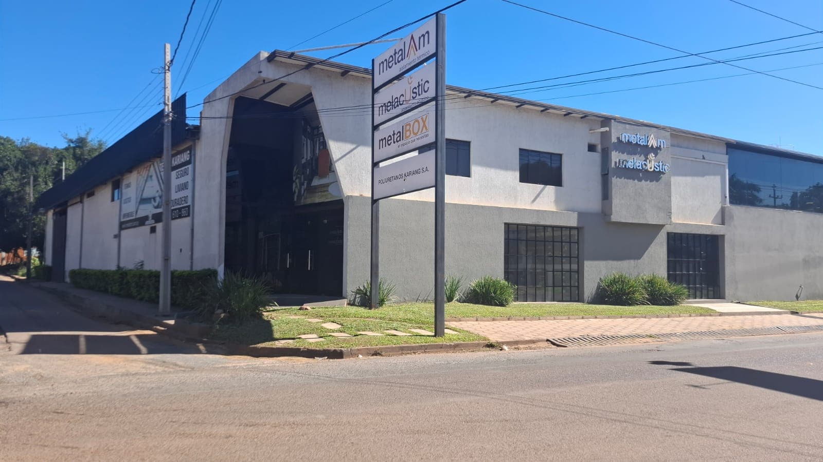 Alquilo Salón Comercial En Esquina En Fernando de la Mora Norte, Sobre Asfalto
