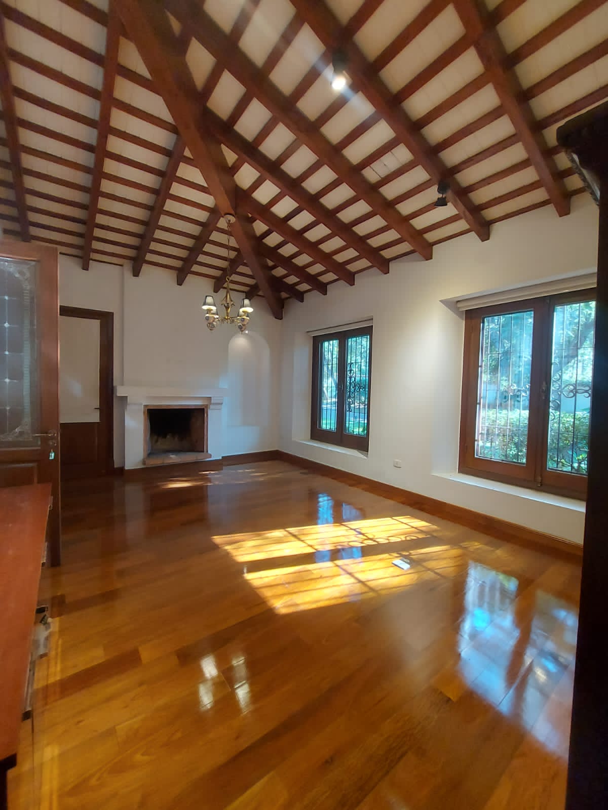 Alquilo Hermosa Casa de 5 Suites y Casi una Hectárea en Surubi’i. COD A6