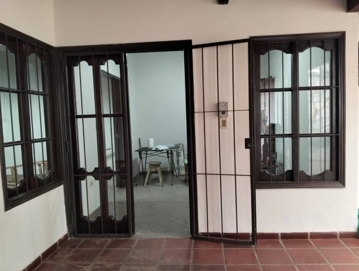 Hermosa casa en barrio mburucuya — foto 5