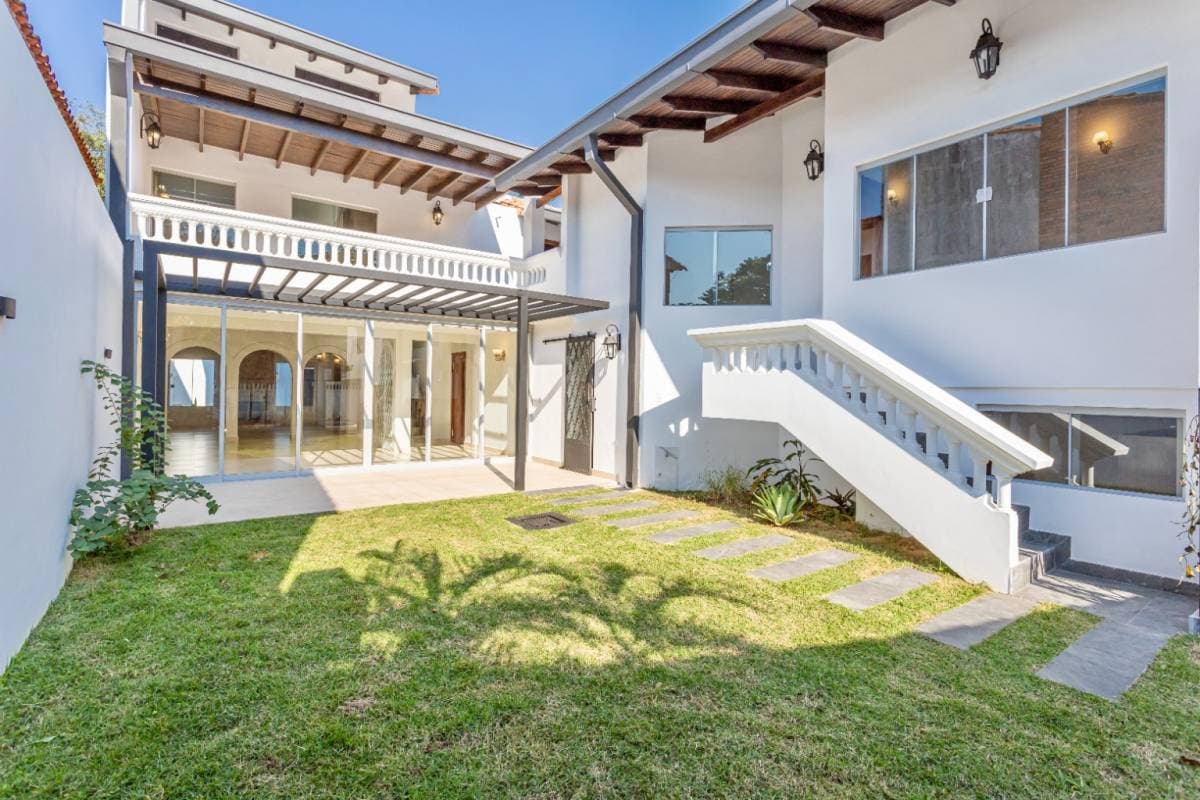 Vendo residencia en barrio mcal estigarribia