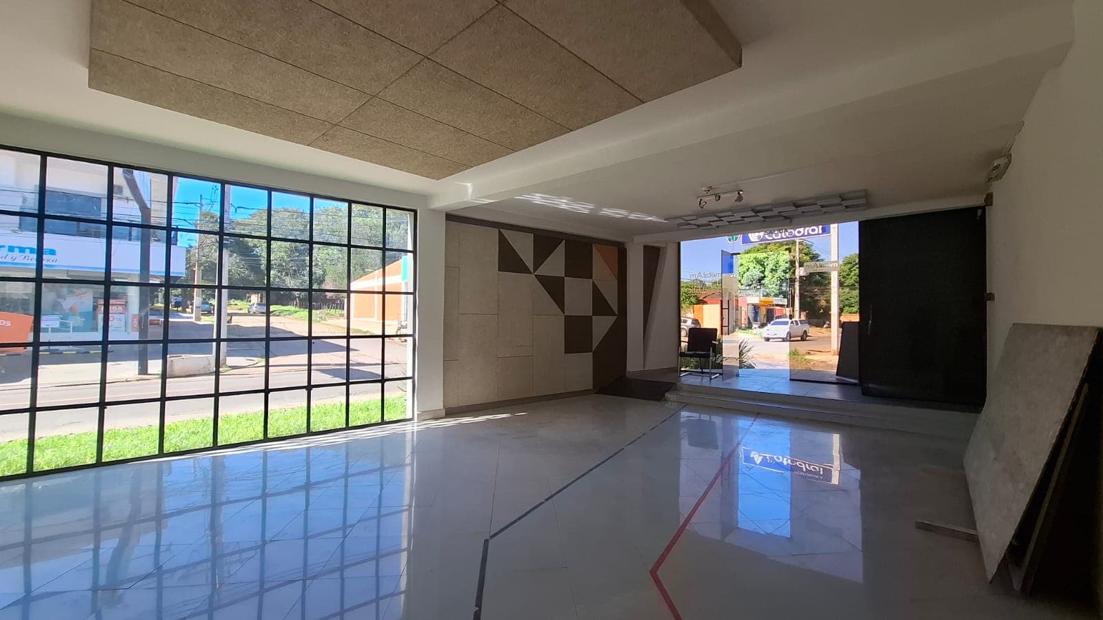 Salón Comercial En Esquina En Fernando de la Mora Norte, Sobre Asfalto — foto 4