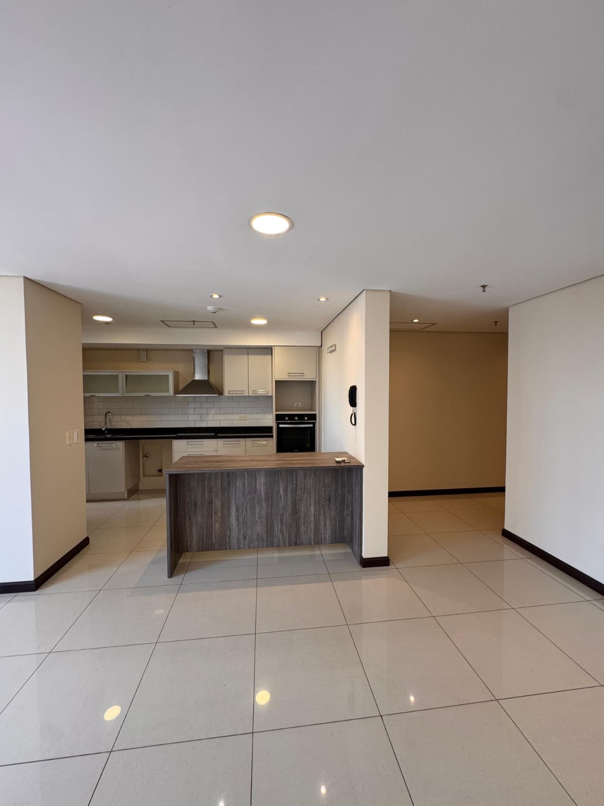 A pasos del shopping del sol, en alquiler, departamento de 2 dormitorios — foto 4