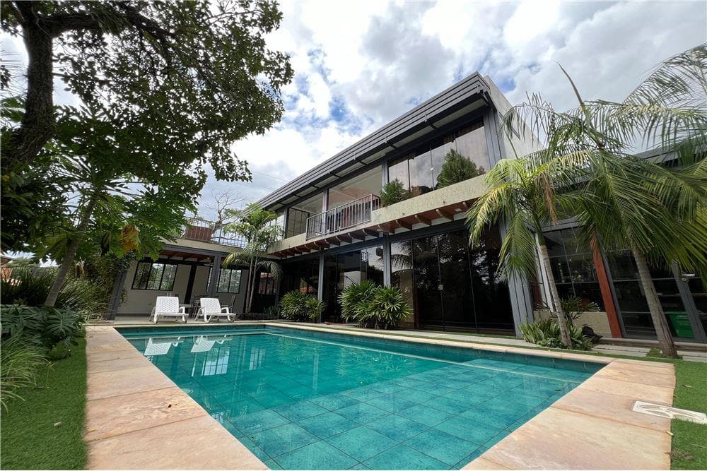 Moderna residencia en San Bernardino!