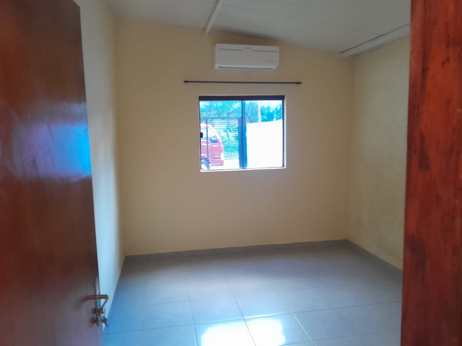 chalet de dos dormitorios en Mariano Roque Alonso, foto 5
