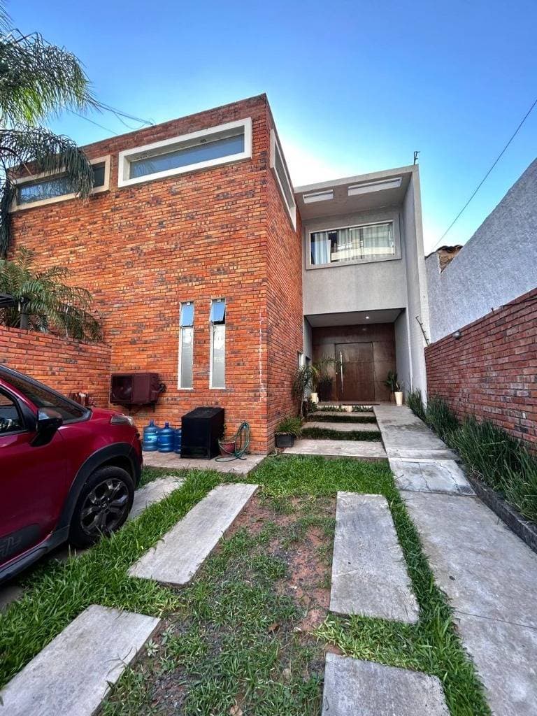 Hermosa casa duplex en ycua sati