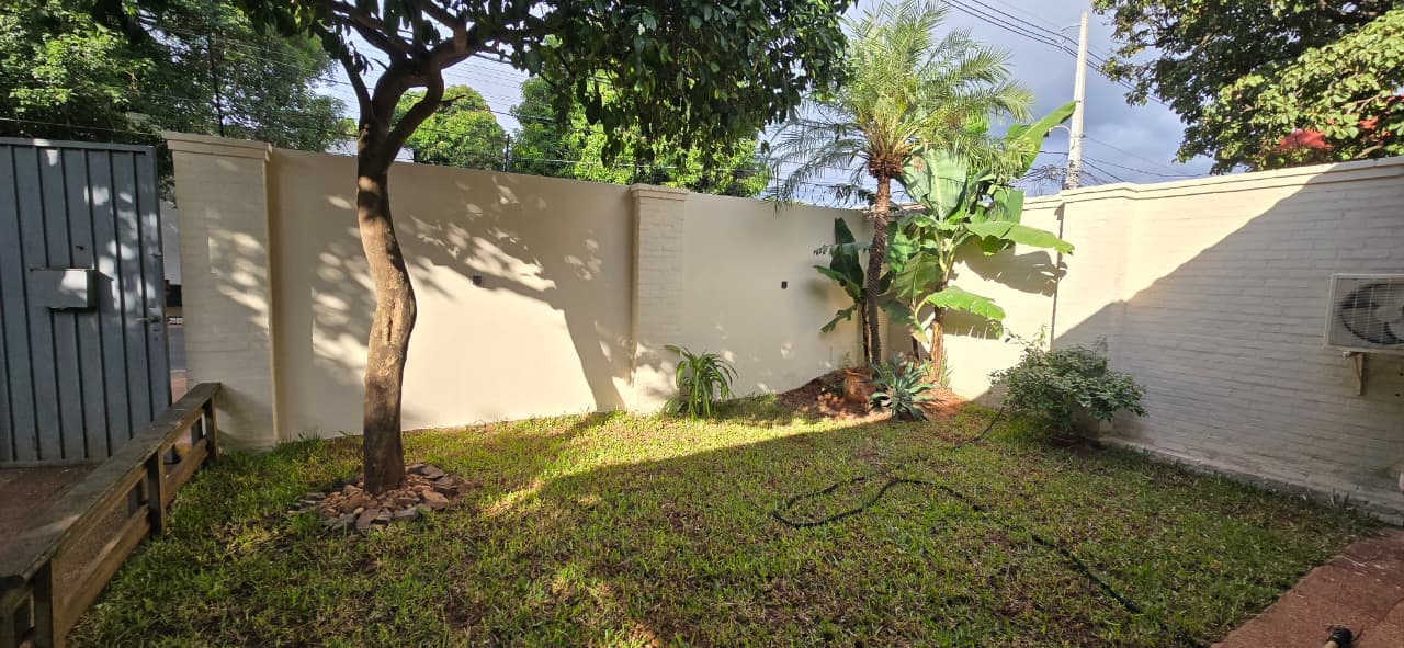 Amplia y cómoda residencia en Alquiler en Lambaré — foto 4