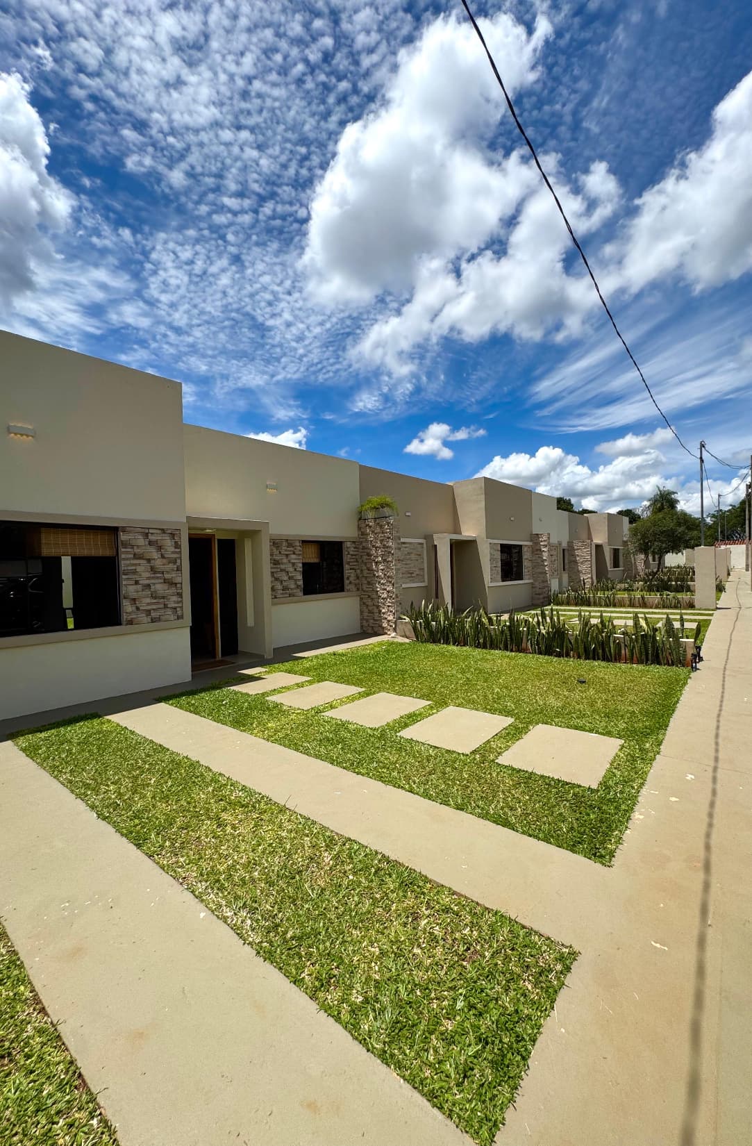 Imperdible oportunidad! Capiata, barrio kennedy -casa a estrenar en condominio