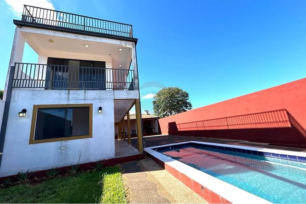 En Venta - Casa con Piscina - Villa Elisa !